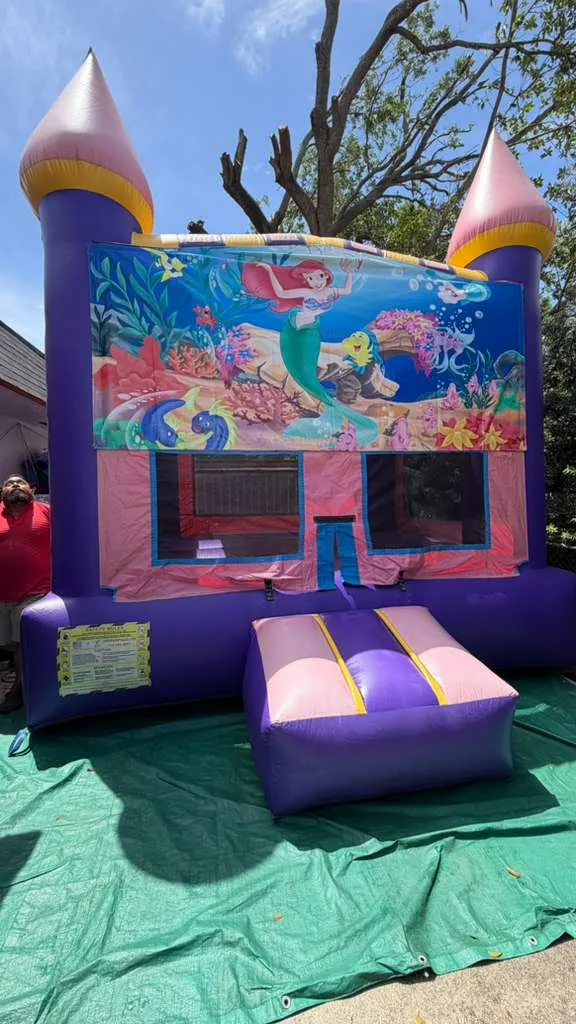 Brincolín tipo castillo montado sobre lona, con su rampa de entrada