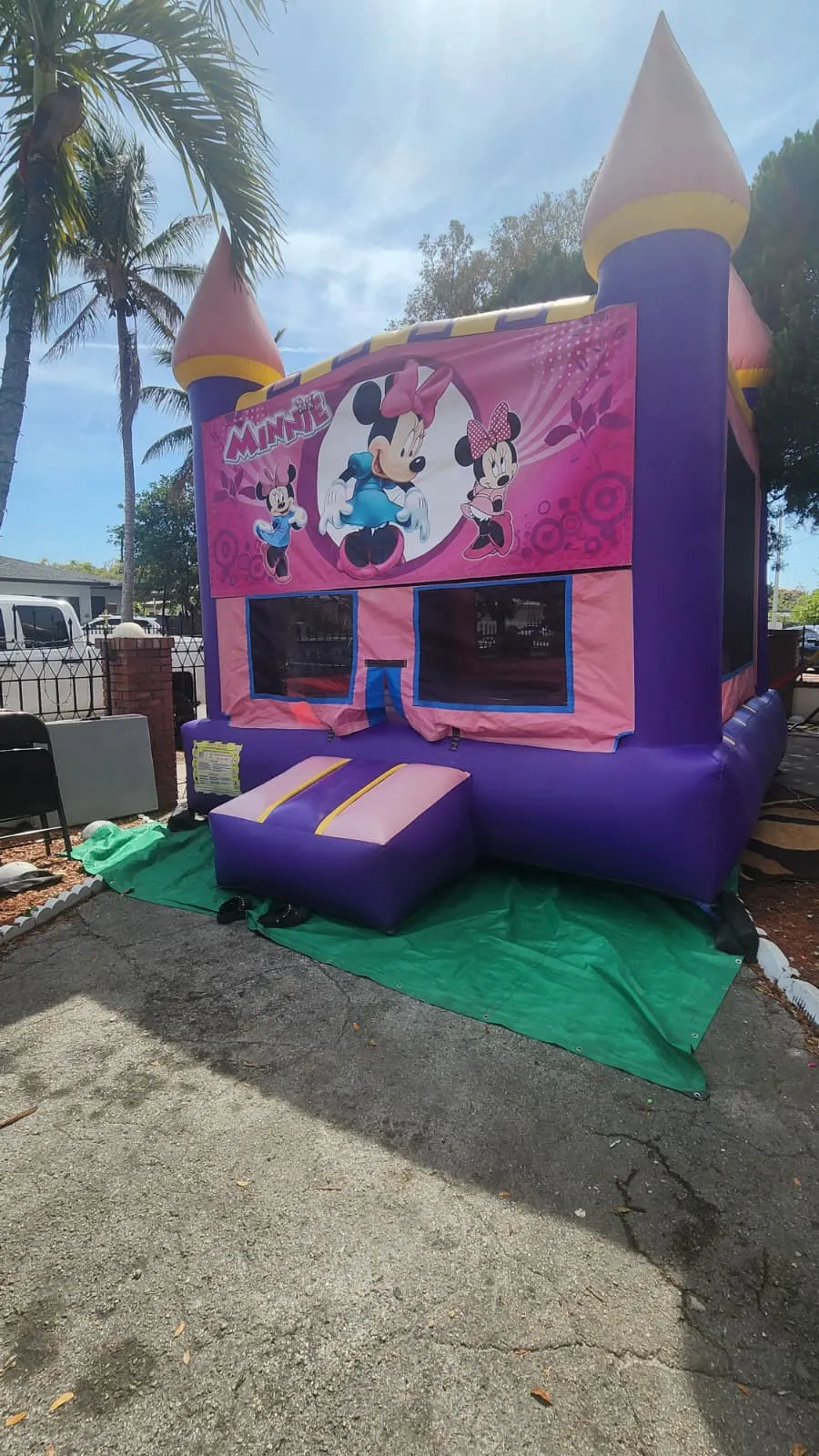 Castillo inflable con torres, montado y listo para la fiesta