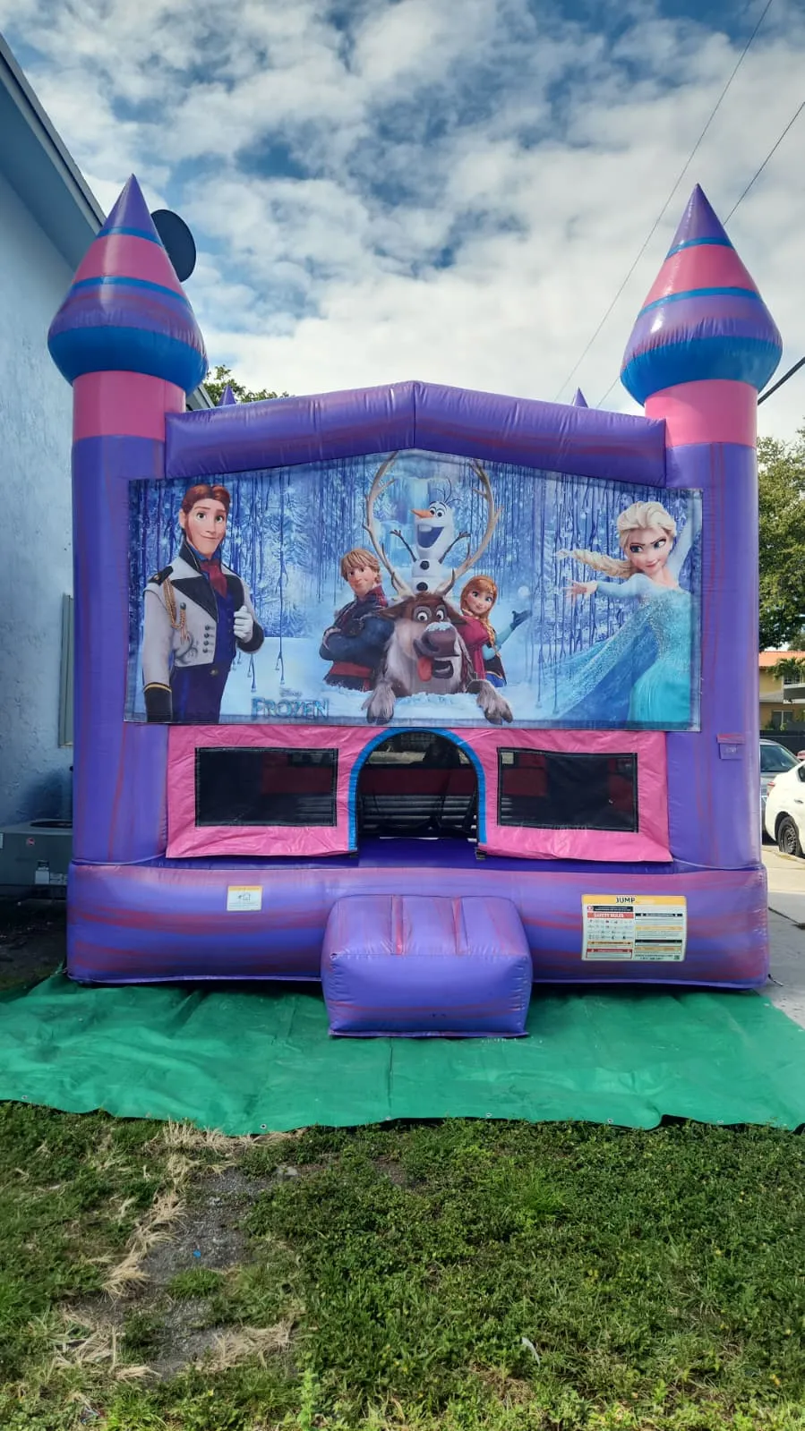 Brincolín con tema de Frozen montado en un patio de Miami