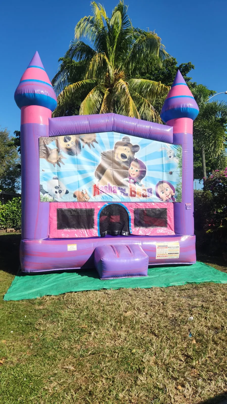 Brincolín con tema de Masha y el Oso montado en un patio