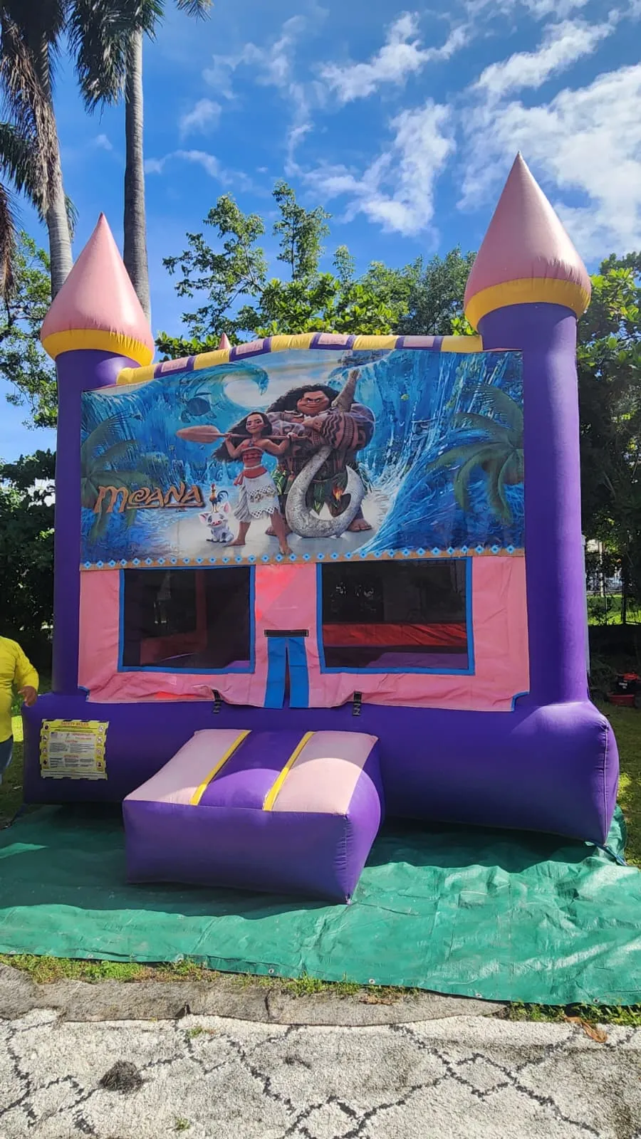 Brincolín con tema de Moana montado en un patio de Miami